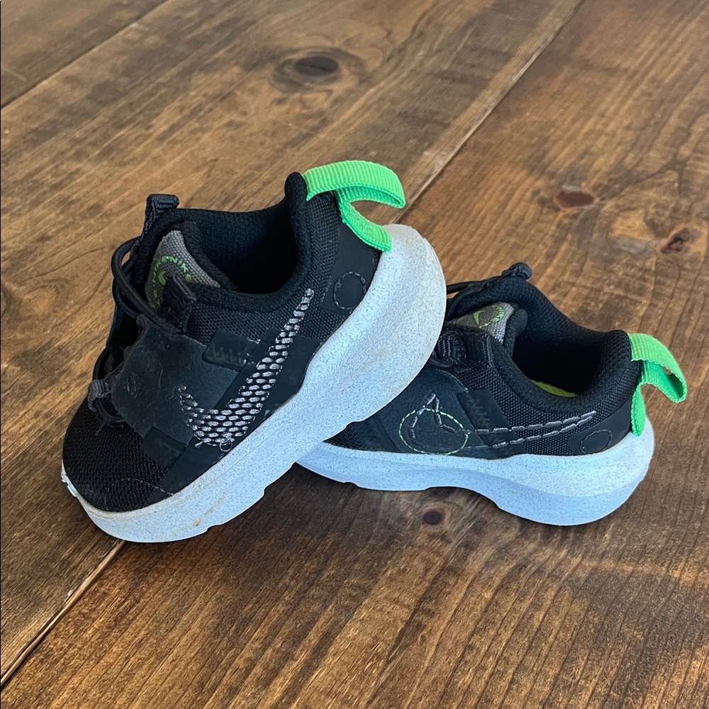 Nike Kids Black and Green Sneakers